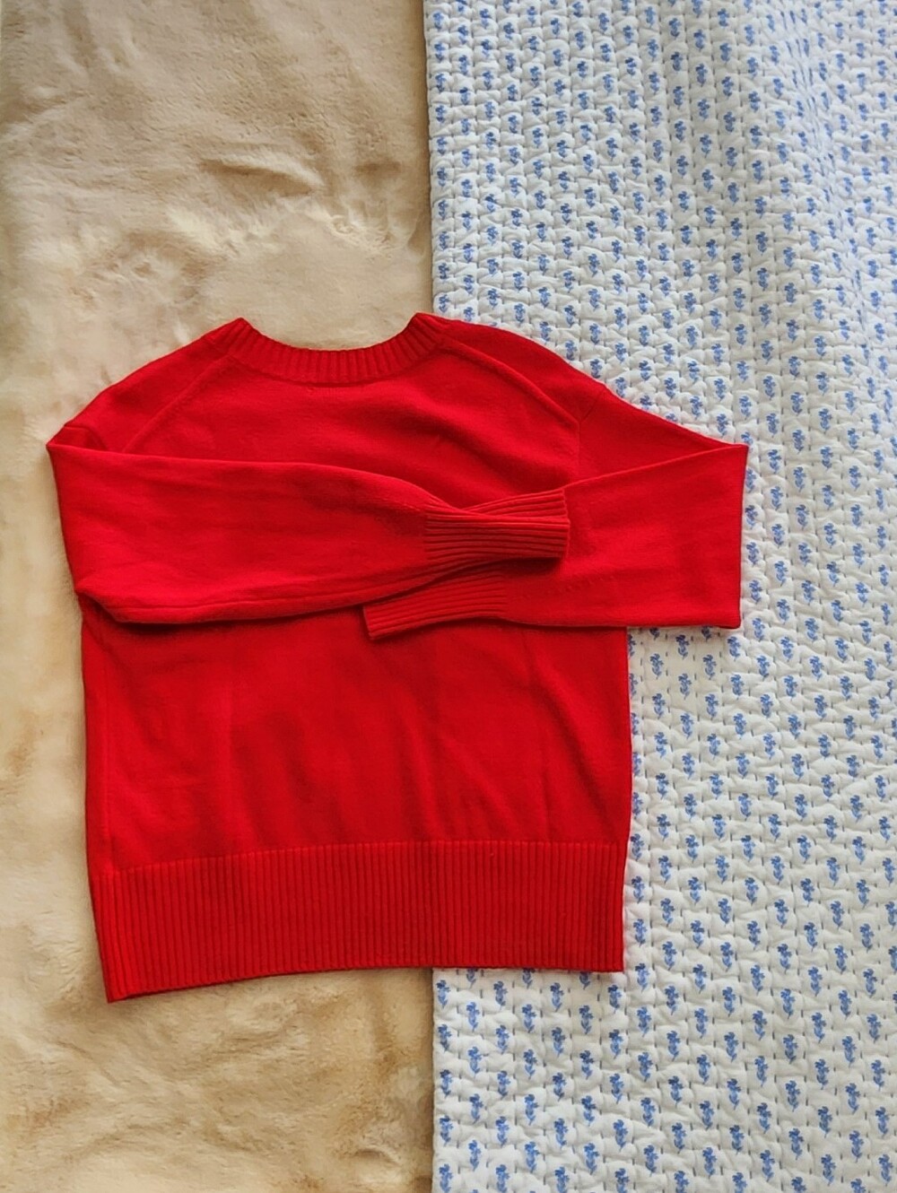 Banana Republic Women's Perfectly Soft Classic Red Crewneck Sweater Size Small - Picture 4 of 6